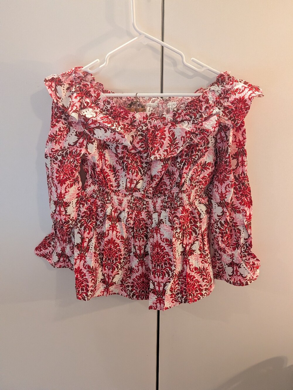 Gaharu Woman's Medium Red Floral Off-Shoulder Smocked Women's Top NWT